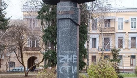 Невідомі розмалювали постамент Пушкіна у Полтаві