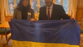 Прапор із підписами українських військових та волонтерів відправився з Полтавщини до Осло
