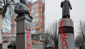 Невідомі обписали червоною фарбою пам’ятники Зигіну та Ватутіну в Полтаві