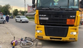 На Полтавщині вантажівка наїхала на 59-річну велосипедистку
