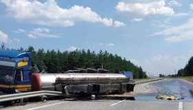 На Полтавщині перекинулася вантажівка з цистерною: рух ускладнений