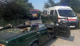 У Кременчуці авто злетіло з дороги: один чоловік загинув, двоє  – у тяжкому стані