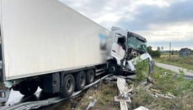 На Полтавщині вантажівка влетіла у металевий відбійник