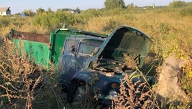 На Полтавщині вантажівку зупинила залізобетонна конструкція