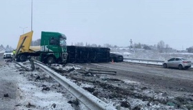 На автодорозі Київ-Харків перекинулась вантажівка: рух ускладнений