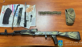 На Полтавщині затримали чоловіка, який продавав гранати й зброю