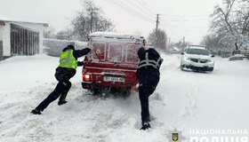 Негода на Полтавщині: автівки і фури витягали зі снігових заметів