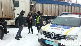 На Полтавщині поліцейські допомагають водіям під час зимової негоди та пригощають чаєм