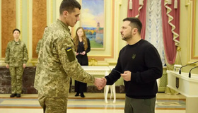 Зеленський вручив сертифікати на житло українським героям війни
