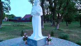 На Полтавщині відкрили першу скульптуру матері й дитини