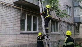 До хворої кременчужанки рятувальники проникли через вікно