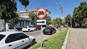 Протест мотоциклістів: невідомі замальовують забороняючі знаки