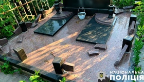 У Полтаві невідомі пошкодили надгробні плити