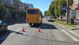 У центрі Полтави маршрутка збила молоду жінку