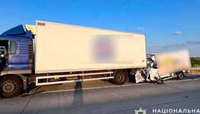 Загинув молодий водій: вантажний автомобіль зіткнувся із припаркованою на узбіччі вантажівкою