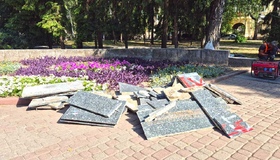 Полтавці демонтували постамент з-під Пушкіна