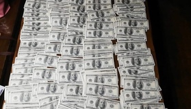 Понад мільйон доларів за дві керівні посади: трьох осіб підозрюють у шахрайстві
