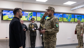 Зеленський вручив ордени трьом полтавським захисникам