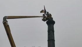Стало відомо, хто обмалював Монумент Слави в Полтаві разом з оновленням прапорів