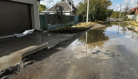 У Полтаві прорвало водогін: вулиця Рибчанська затоплена вже три дні