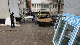 У будинках кременчужан, які постраждали через обстріл РФ, безплатно встановлюють вікна