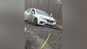 Автівка таксі застрягла над прірвою на Монастирській горі