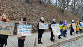 Родини військових з Полтави пікетували Верховну Раду з вимогою встановити терміни служби