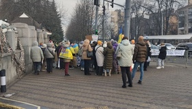 Родини військових з Полтави пікетували Міноборони, вимагаючи встановити терміни служби