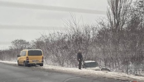 Поблизу Кременчука з дороги у кювет злетів мікроавтобус. ФОТО