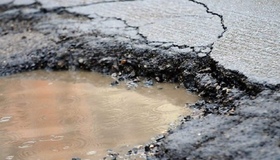 Мешканці Долини просять ремонт дороги, але їх направляють до ОВА та прокуратури