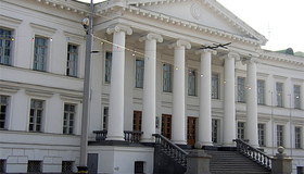 Службове розслідування через зарядку електромобіля у дворі Полтавської міськради
