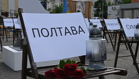 Полтавці вшанували памʼять дітей, загиблих через війну: порожні стільці - символ втрати