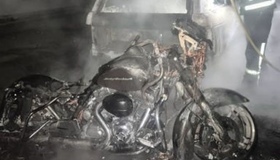 Підпал: у Полтаві згоріли Range Rover та Harley-Davidson керівника КАТП-1628