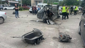 Вночі у Полтаві на шаленій швидкості "Тесла" в'їхала на стоянку і пошкодила сім машин
