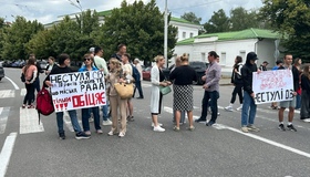 Полтавці протестували проти закриття пляжу «Гаваї» - перекрили дорогу біля міськради