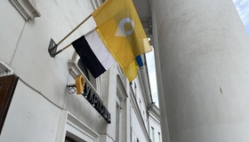 У Полтаві над головпоштамтом підняли біло-чорний «Прапор Надії»