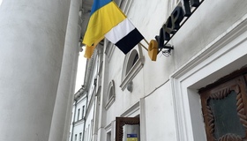 У Полтаві над головпоштамтом підняли біло-чорний «Прапор Надії»