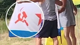 У Полтаві чоловіки фотографувалися з прапором СРСР