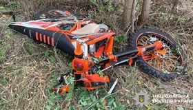Під Полтавою мотоцикл вилетів із дороги та врізався в дерево