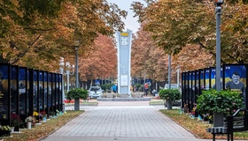 У Полтаві демонтують годинник-МАФ біля ПД "Листопад"