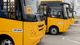 Ще п’ять шкільних автобусів передали громадам