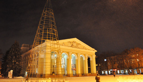 У Полтаві почали встановлювати головну ялинку міста