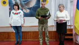 Матері зниклого на війні бійця передали нагороду