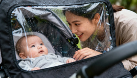 Детская коляска в дождливую погоду: практичные аксессуары и нюансы