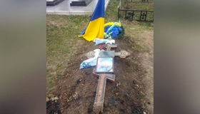 У Хоролі невідомі навмисне пошкодили хрест на могилі полеглого військового