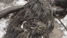 У центрі Полтави витягли з каналізації "монстра" із вологих серветок