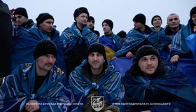 Майже чотири роки чекала з полону: на Полтавщині мати дочекалася сина-морпіха