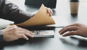 Полтавських слідчих СБУ взяли під варту за $110 тисяч хабаря