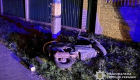 Мопед врізався в електроопору: двоє у лікарні
