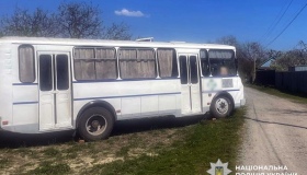 На Миргородщині пасажирський автобус наїхав на водія під час ремонту